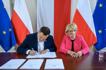 Zdjęcie przedstawia uczestników podpisania umów w ramach programów rządowych