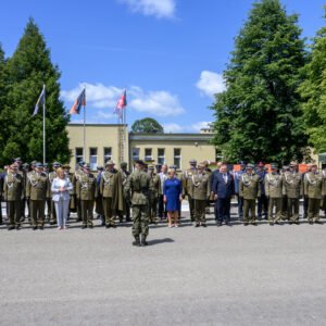 Zdjęcie przedstawia uczestników święta wojsk pancernych i zmechanizowanych