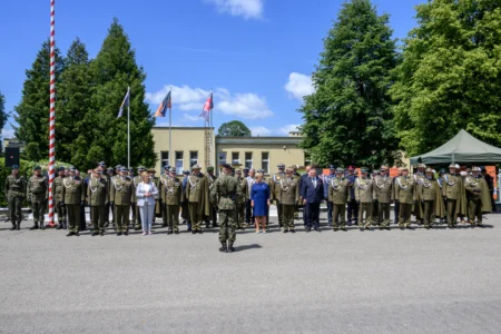 Zdjęcie przedstawia uczestników święta wojsk pancernych i zmechanizowanych