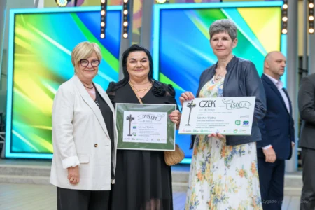 Zdjęcie przedstawia uczestników galu finałowej "Fundusz sołecki - najlepsza inicjatywa"