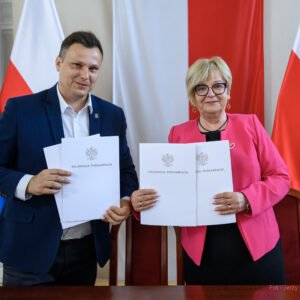 Zdjęcie przedstawia uczestników podpisania umów w ramach programów rządowych