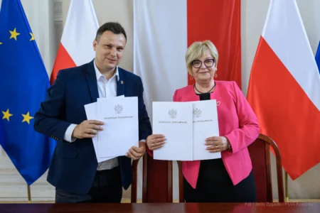 Zdjęcie przedstawia uczestników podpisania umów w ramach programów rządowych