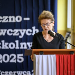 Zdjęcie przedstawia uczestników wojewódzkiej inauguracji roku szkolnego.