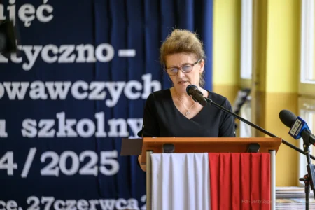 Zdjęcie przedstawia uczestników wojewódzkiej inauguracji roku szkolnego.