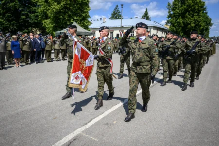 Zdjęcie przedstawia uczestników święta wojsk pancernych i zmechanizowanych