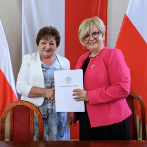 Zdjęcie przedstawia uczestników podpisania umów w ramach programów rządowych