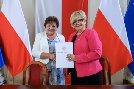 Zdjęcie przedstawia uczestników podpisania umów w ramach programów rządowych