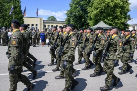 Zdjęcie przedstawia uczestników święta wojsk pancernych i zmechanizowanych