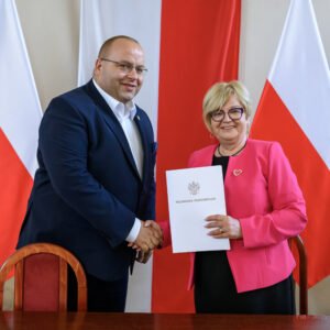 Zdjęcie przedstawia uczestników podpisania umów w ramach programów rządowych