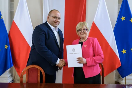 Zdjęcie przedstawia uczestników podpisania umów w ramach programów rządowych