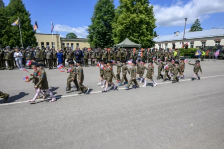 Zdjęcie przedstawia uczestników święta wojsk pancernych i zmechanizowanych
