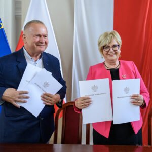 Zdjęcie przedstawia uczestników podpisania umów w ramach programów rządowych