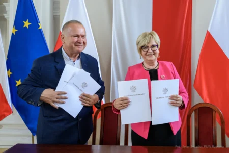 Zdjęcie przedstawia uczestników podpisania umów w ramach programów rządowych