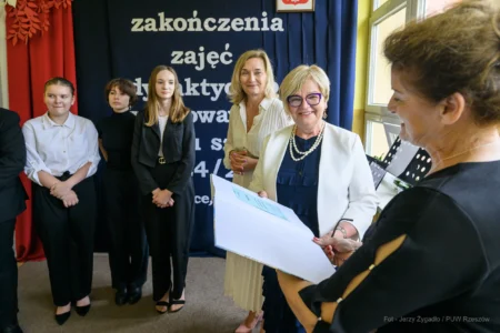 Zdjęcie przedstawia uczestników wojewódzkiej inauguracji roku szkolnego.