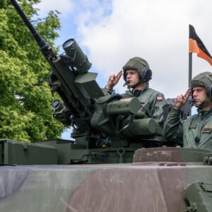 Zdjęcie przedstawia uczestników święta wojsk pancernych i zmechanizowanych