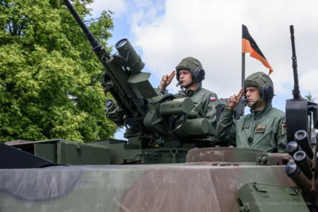 Zdjęcie przedstawia uczestników święta wojsk pancernych i zmechanizowanych