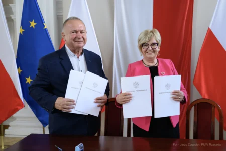 Zdjęcie przedstawia uczestników podpisania umów w ramach programów rządowych