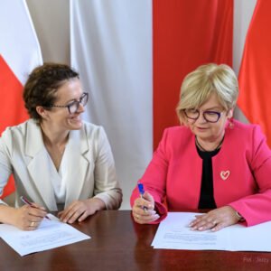 Zdjęcie przedstawia uczestników podpisania umów w ramach programów rządowych