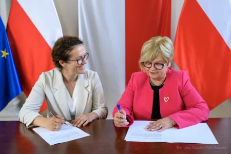 Zdjęcie przedstawia uczestników podpisania umów w ramach programów rządowych