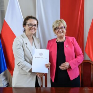 Zdjęcie przedstawia uczestników podpisania umów w ramach programów rządowych