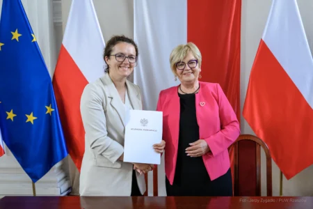 Zdjęcie przedstawia uczestników podpisania umów w ramach programów rządowych