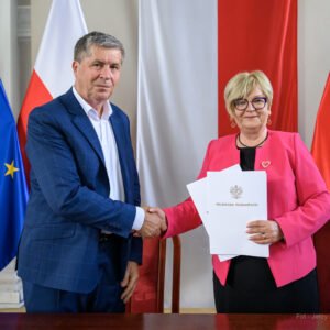 Zdjęcie przedstawia uczestników podpisania umów w ramach programów rządowych
