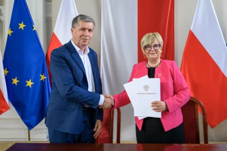 Zdjęcie przedstawia uczestników podpisania umów w ramach programów rządowych