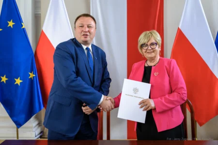 Zdjęcie przedstawia uczestników podpisania umów w ramach programów rządowych