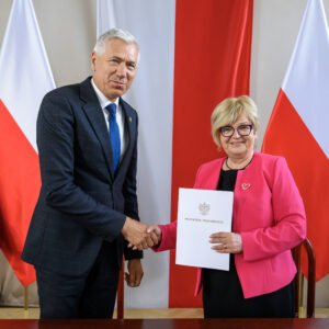 Zdjęcie przedstawia uczestników podpisania umów w ramach programów rządowych