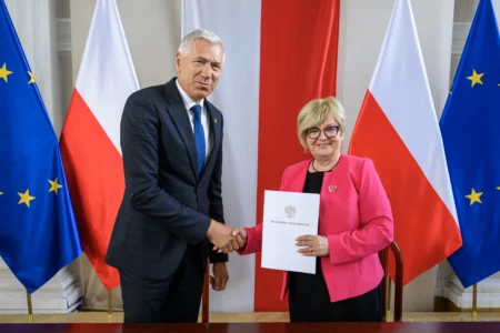 Zdjęcie przedstawia uczestników podpisania umów w ramach programów rządowych