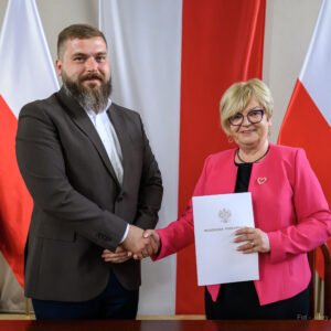 Zdjęcie przedstawia uczestników podpisania umów w ramach programów rządowych