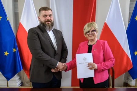 Zdjęcie przedstawia uczestników podpisania umów w ramach programów rządowych