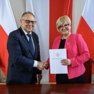 Zdjęcie przedstawia uczestników podpisania umów w ramach programów rządowych