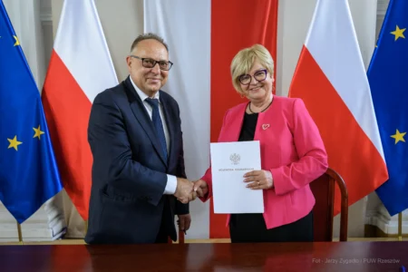 Zdjęcie przedstawia uczestników podpisania umów w ramach programów rządowych