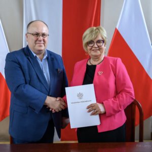 Zdjęcie przedstawia uczestników podpisania umów w ramach programów rządowych