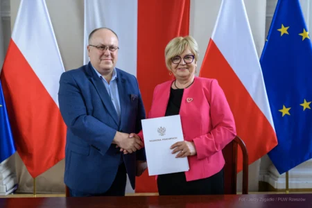 Zdjęcie przedstawia uczestników podpisania umów w ramach programów rządowych