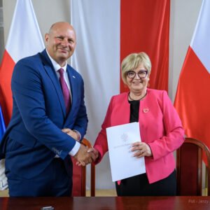 Zdjęcie przedstawia uczestników podpisania umów w ramach programów rządowych