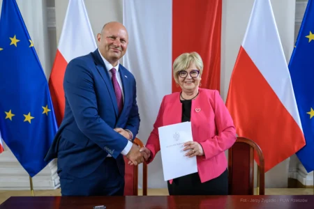 Zdjęcie przedstawia uczestników podpisania umów w ramach programów rządowych