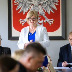 Zdjęcie przedstawia uczestników spotkania z szefową Służby Cywilnej Anitą Noskowską Piątkowską