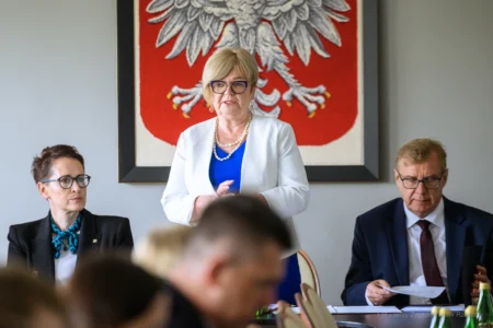 Zdjęcie przedstawia uczestników spotkania z szefową Służby Cywilnej Anitą Noskowską Piątkowską