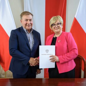 Zdjęcie przedstawia uczestników podpisania umów w ramach programów rządowych