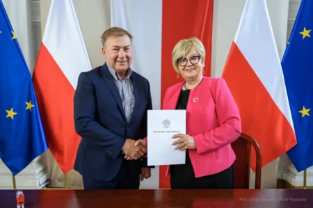 Zdjęcie przedstawia uczestników podpisania umów w ramach programów rządowych