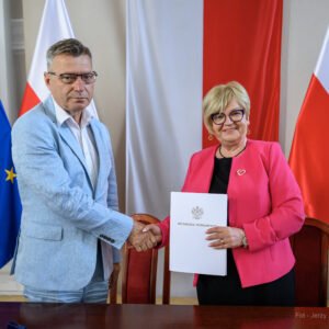 Zdjęcie przedstawia uczestników podpisania umów w ramach programów rządowych