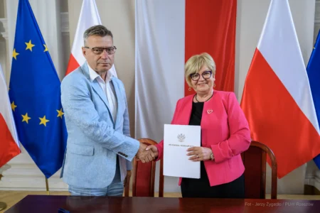 Zdjęcie przedstawia uczestników podpisania umów w ramach programów rządowych