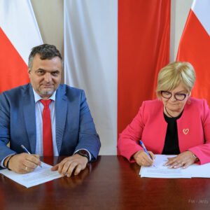 Zdjęcie przedstawia uczestników podpisania umów w ramach programów rządowych