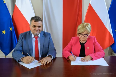 Zdjęcie przedstawia uczestników podpisania umów w ramach programów rządowych