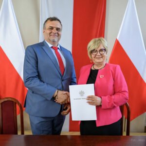 Zdjęcie przedstawia uczestników podpisania umów w ramach programów rządowych