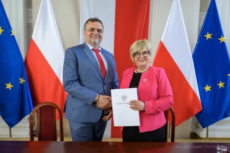 Zdjęcie przedstawia uczestników podpisania umów w ramach programów rządowych