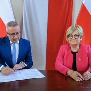 Zdjęcie przedstawia uczestników podpisania umów w ramach programów rządowych