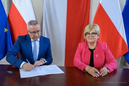 Zdjęcie przedstawia uczestników podpisania umów w ramach programów rządowych